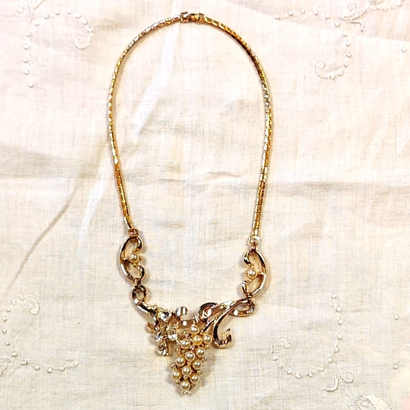 👑Vintage 1950s Pearl Accented Goldtone Necklace📿 - Picture 1 of 7